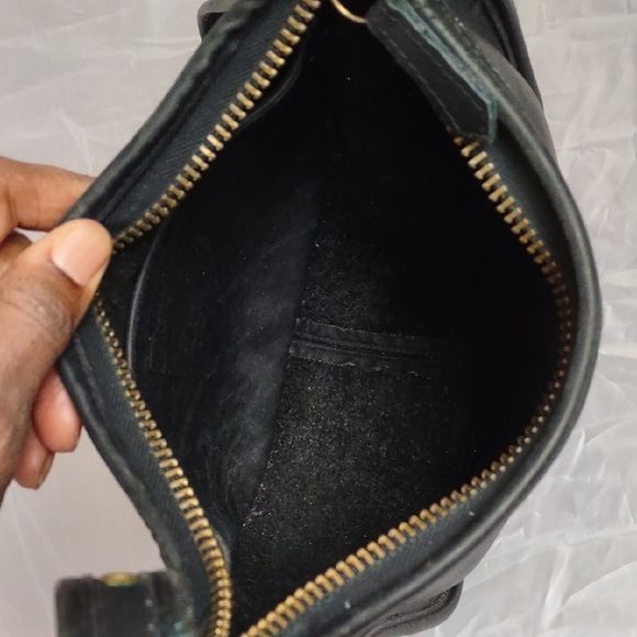 Elegant Black Leather Shoulder Bag - Picture 7 of 11